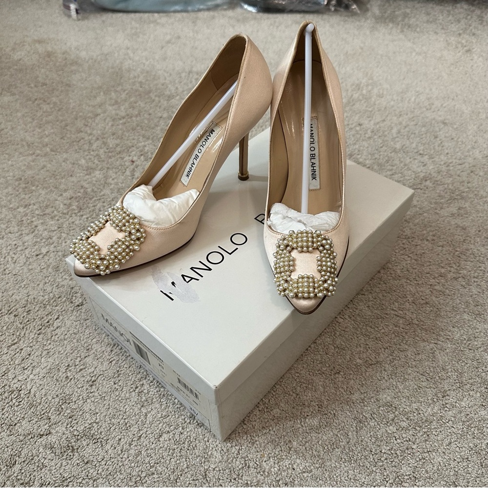 Manolo Blahnik Hangisi pearl pumps